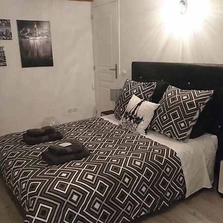 Les Dauphins Apartman Saint-Romain-de-Jalionas Kültér fotó