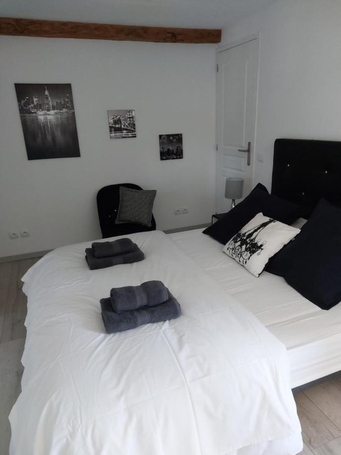 Les Dauphins Apartman Saint-Romain-de-Jalionas Kültér fotó