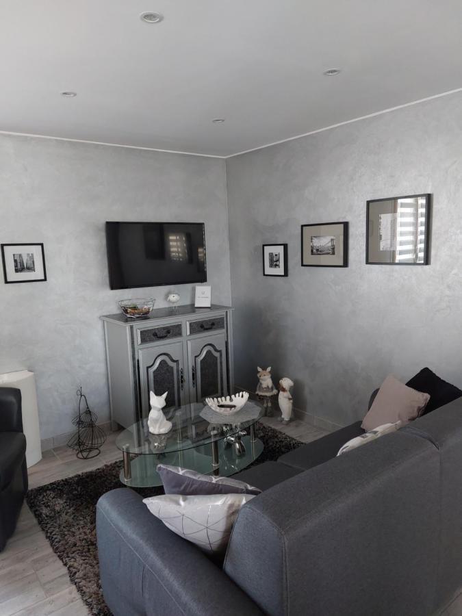 Les Dauphins Apartman Saint-Romain-de-Jalionas Kültér fotó