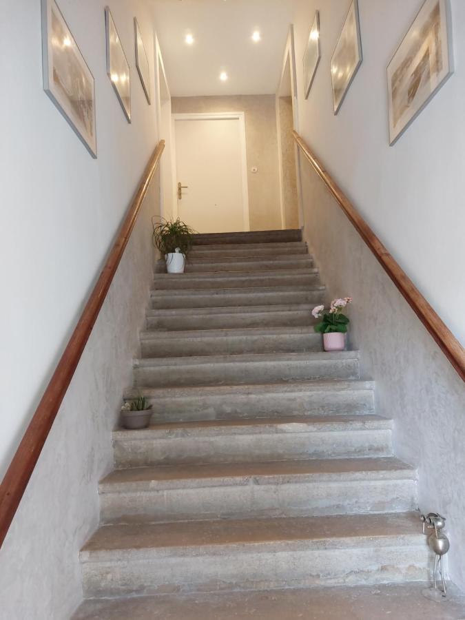 Les Dauphins Apartman Saint-Romain-de-Jalionas Kültér fotó