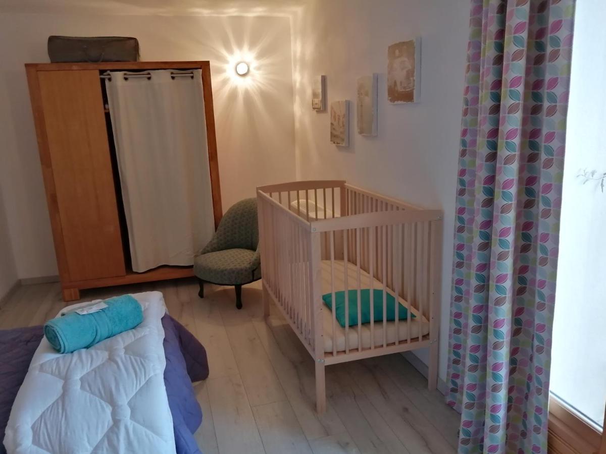 Les Dauphins Apartman Saint-Romain-de-Jalionas Kültér fotó