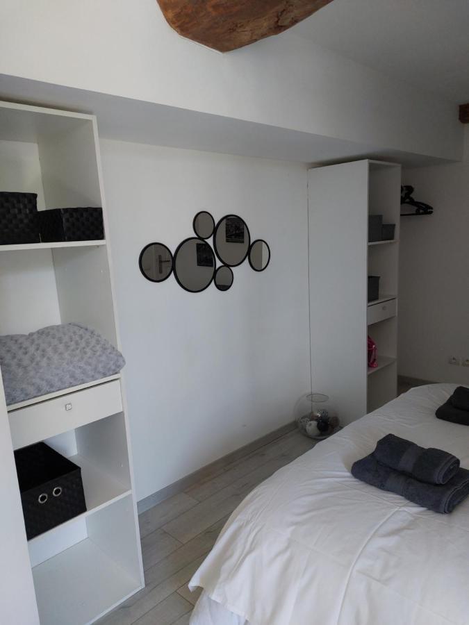Les Dauphins Apartman Saint-Romain-de-Jalionas Kültér fotó