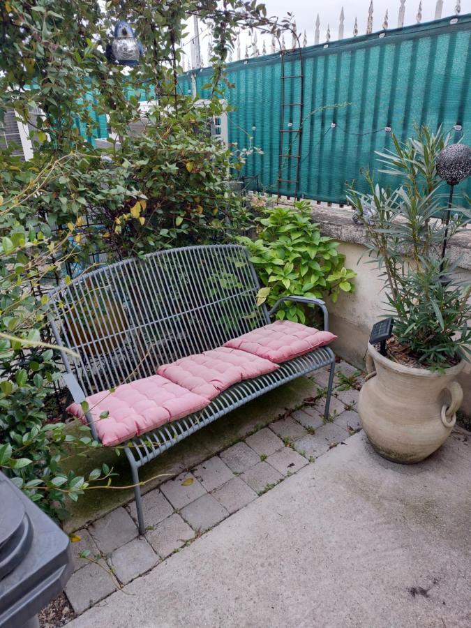 Les Dauphins Apartman Saint-Romain-de-Jalionas Kültér fotó