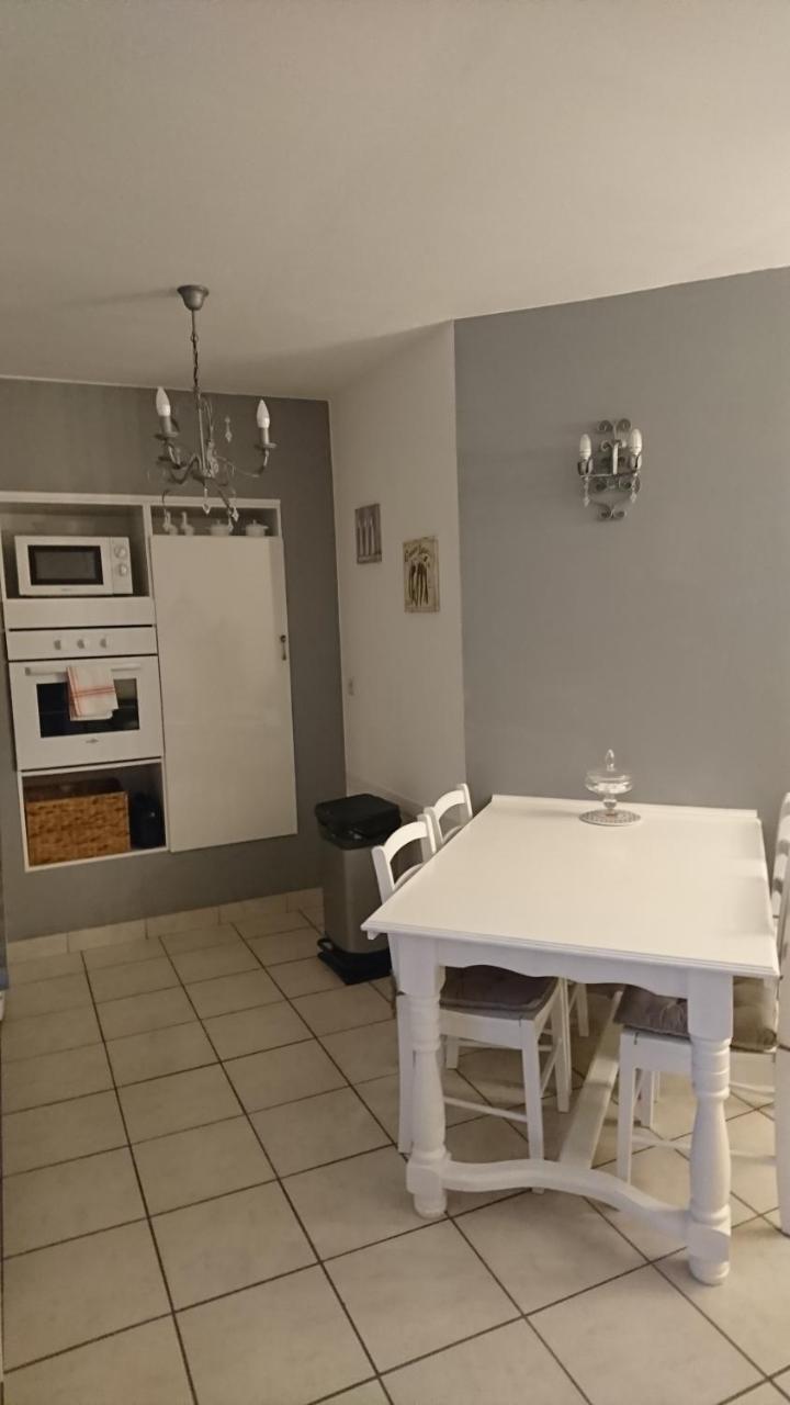 Les Dauphins Apartman Saint-Romain-de-Jalionas Kültér fotó